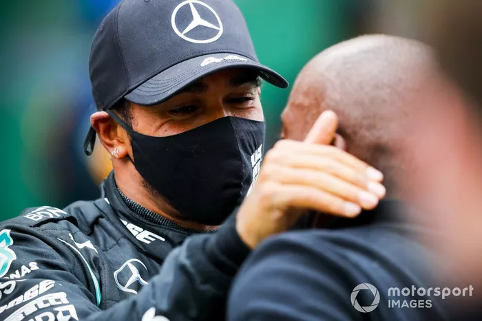 El ganador de la carrera Lewis Hamilton, Mercedes F1 celebra en el Parc Ferme con su padre Anthony Hamilton