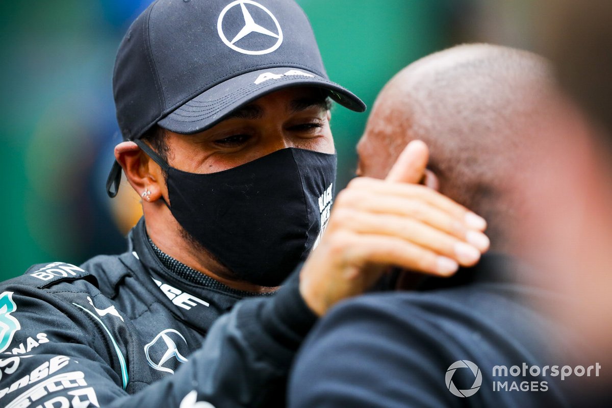 El ganador de la carrera Lewis Hamilton, Mercedes F1 celebra en el Parc Ferme con su padre Anthony Hamilton