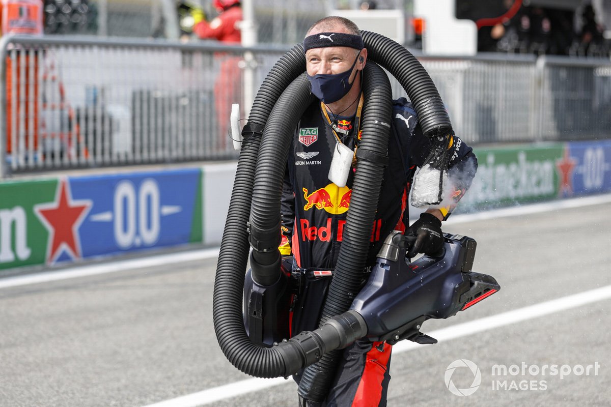 Un mecánico de Red Bull en parrilla con unas mangueras