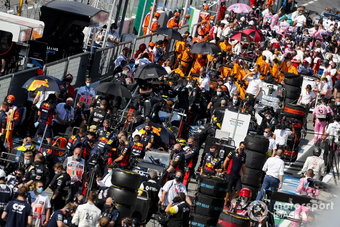Mecánicos en pit lane