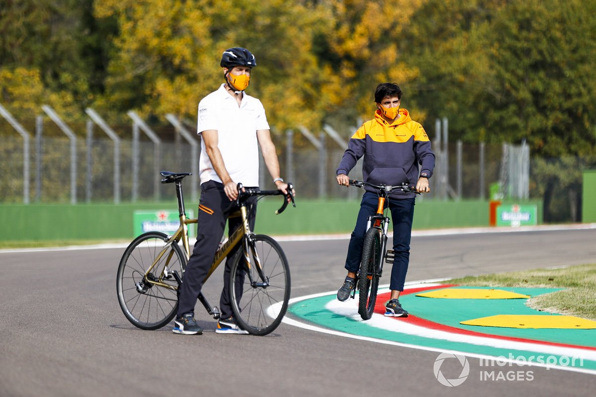 Carlos Sainz Jr., McLaren, fait son tour de piste à vélo