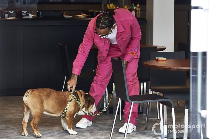 Lewis Hamilton, Mercedes-AMG F1, con su perro Roscoe
