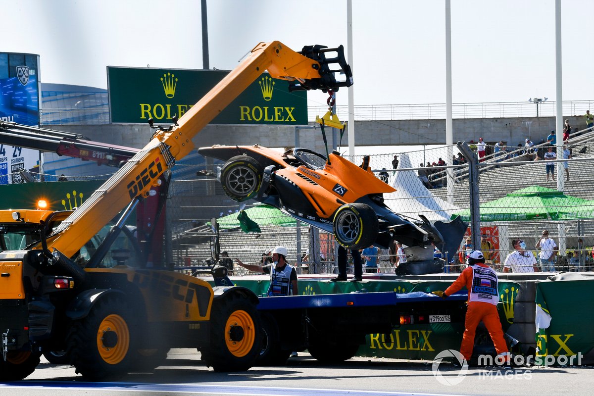 Marshals recover the car of Jack Aitken, Campos Racing after crashing with Luca Ghiotto, Hitech Grand Prix