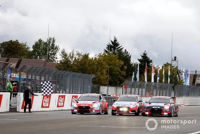 La bandiera a scacchi per #830 Hyundai Motorsport Hyundai Veloster TCR: Manuel Lauck, Moritz Oestreich, Peter Terting, Marc Basseng, #831 Hyundai Motorsport Hyundai I30 N: Luca Engstler, Manuel Lauck, Harald Proczyk, Antti Buri, #165 Engstler Motorsport / Hyundai Team Engstler Hyundai I30 Fastback N: Kai Jordan, Marcus Willhardt, Markus Lungstrass, Guido Naumann