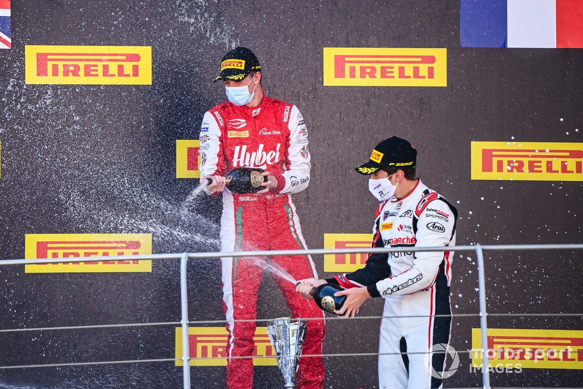 Il vincitore della gara Frederik Vesti, Prema Racing e Theo Pourchaire, ART Grand Prix festeggiano sul podio con lo champagne