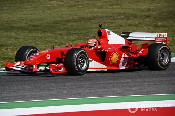 Mick Schumacher conduce el Ferrari F2004 con el que ganó el campeonato Michael Schumacher, en una carrera de demostración para celebrar el Gran Premio número 1000 de Ferrari 