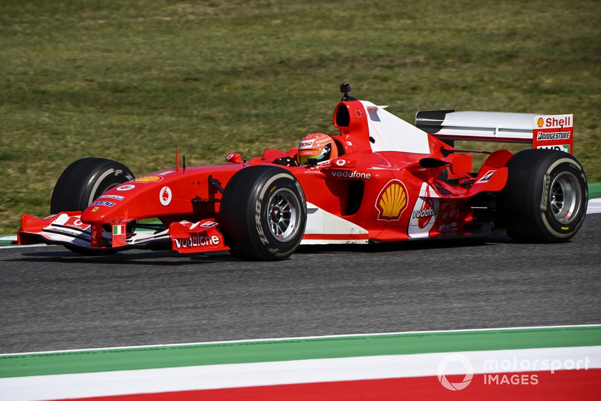 Mick Schumacher conduce el Ferrari F2004 con el que ganó el campeonato Michael Schumacher, en una carrera de demostración para celebrar el Gran Premio número 1000 de Ferrari