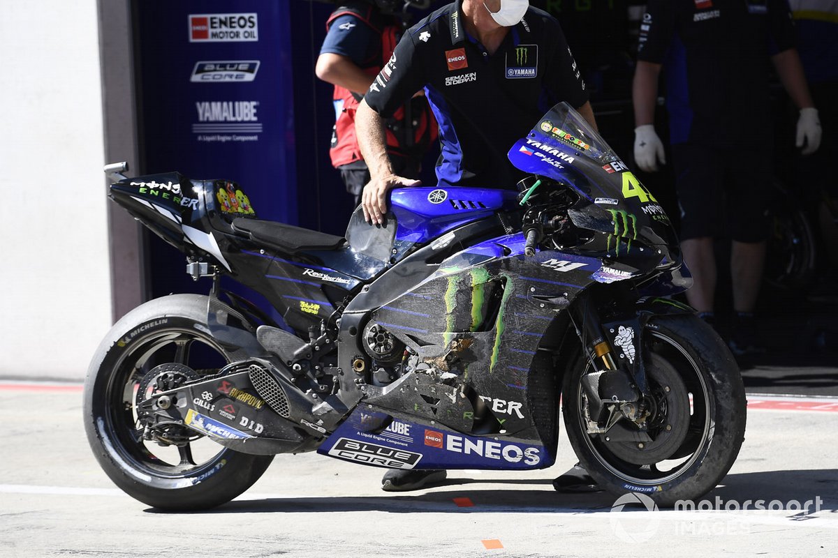 La moto de Valentino Rossi, Yamaha Factory Racing después de la caída