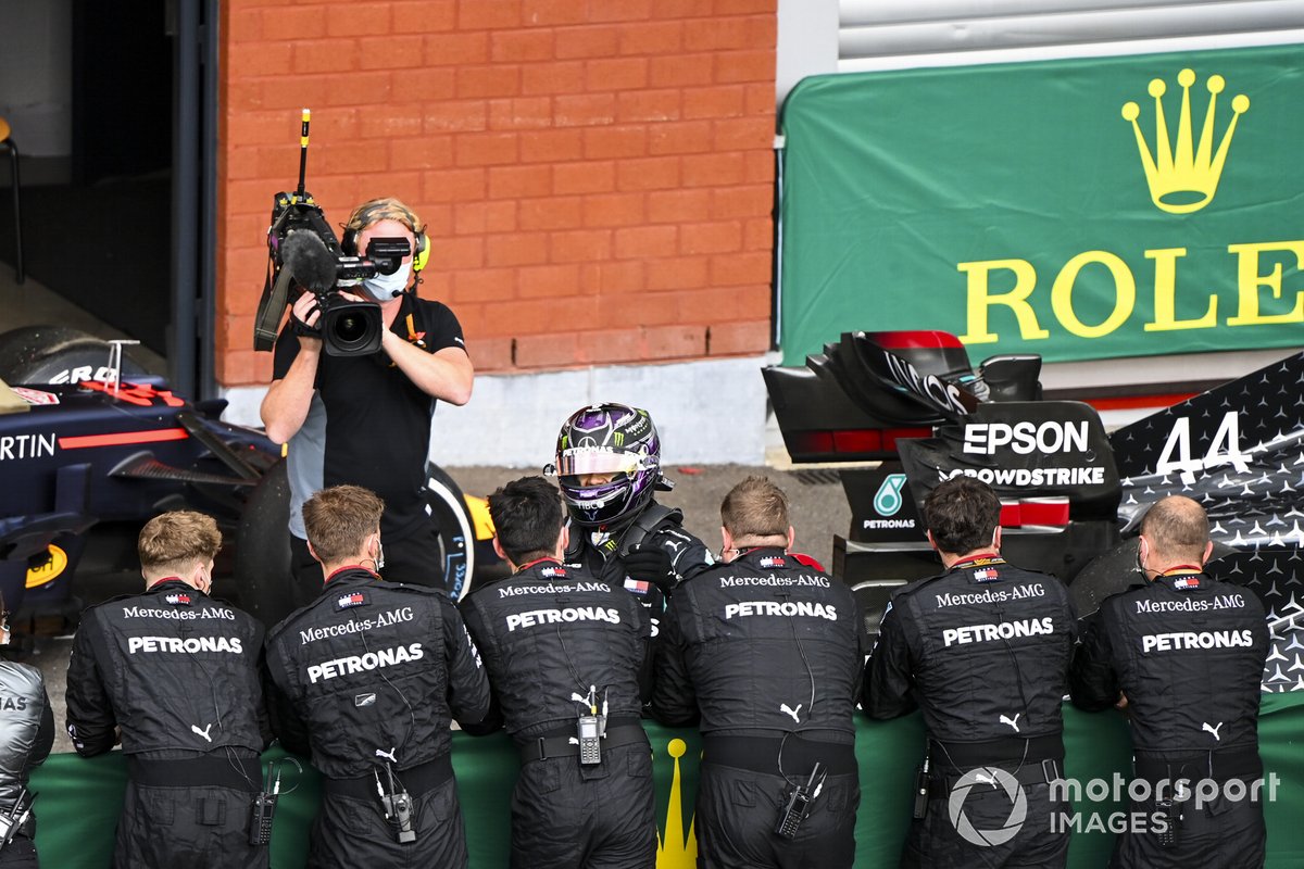 Lewis Hamilton, Mercedes F1 W11, 1° posto, festeggia con il suo team nel parco chiuso