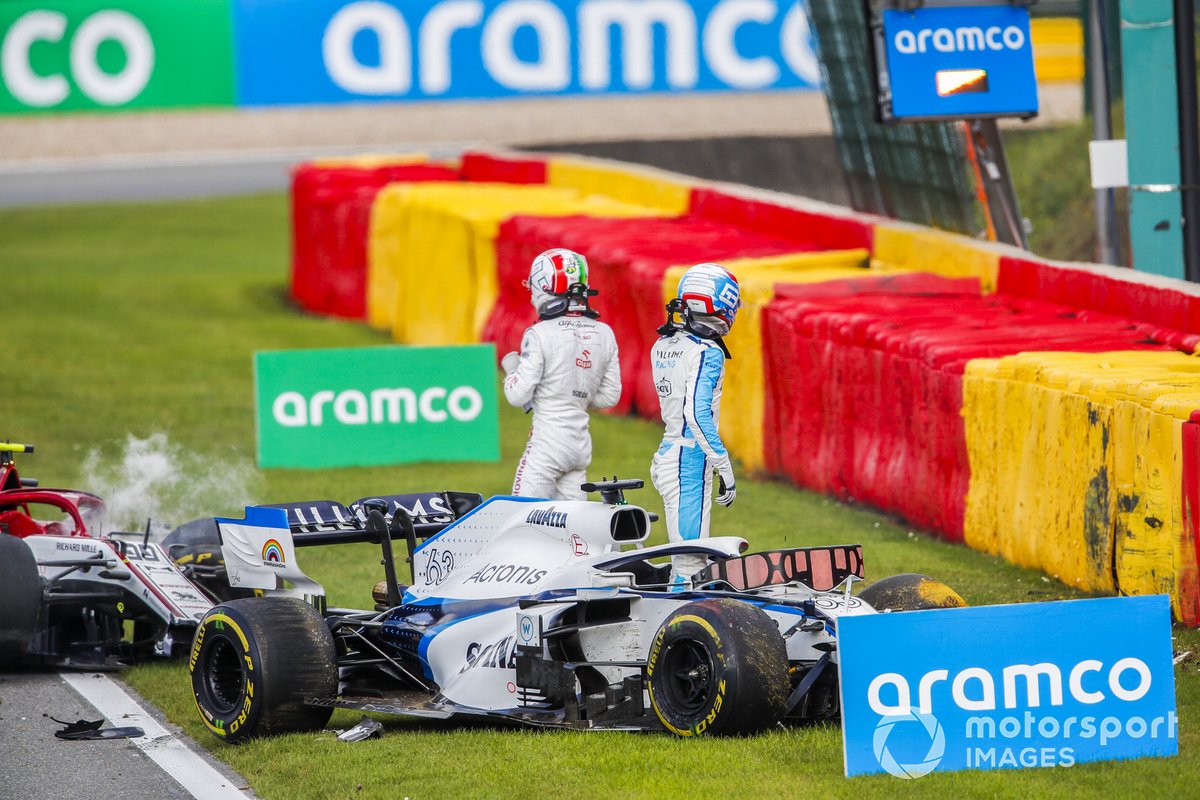 George Russell, Williams FW43 y Antonio Giovinazzi, Alfa Romeo Racing C39, ambos empiezan a salir de sus automóviles después de chocar en la pista