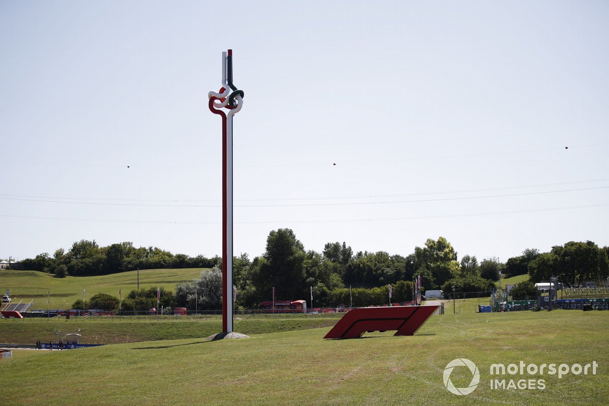 Una escultura con los colores de la bandera húngara