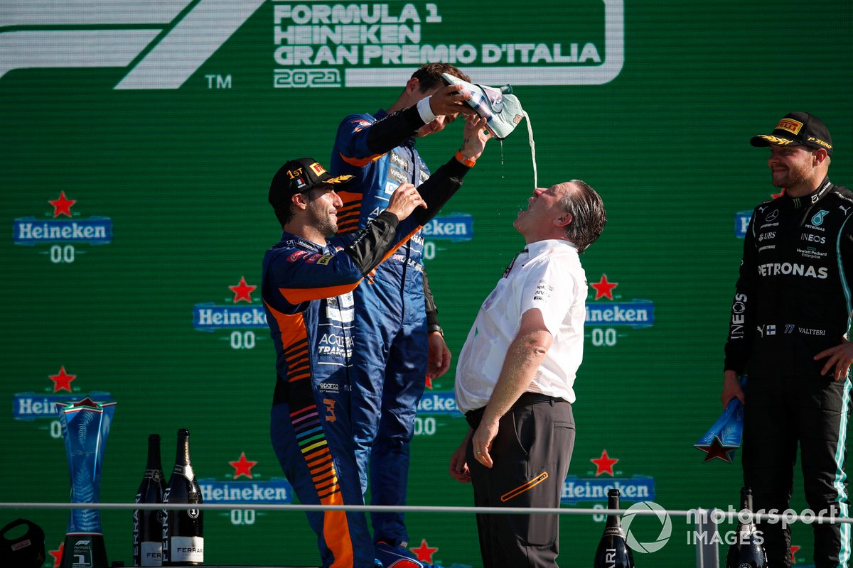 Zak Brown, CEO, McLaren Racing, beve dalla scarpa di Daniel Ricciardo, McLaren, 1a posizione, sul podio