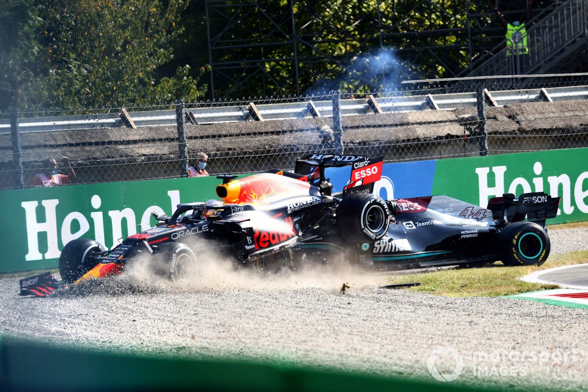 Max Verstappen, Red Bull Racing RB16B, y Lewis Hamilton, Mercedes W12, chocan mientras luchan por la posición
