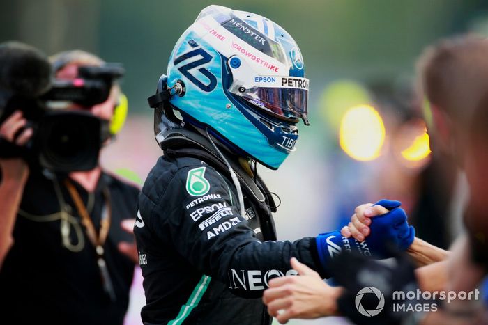 Ganador del primer puesto Valtteri Bottas, Mercedes, celebra en Parc Ferme