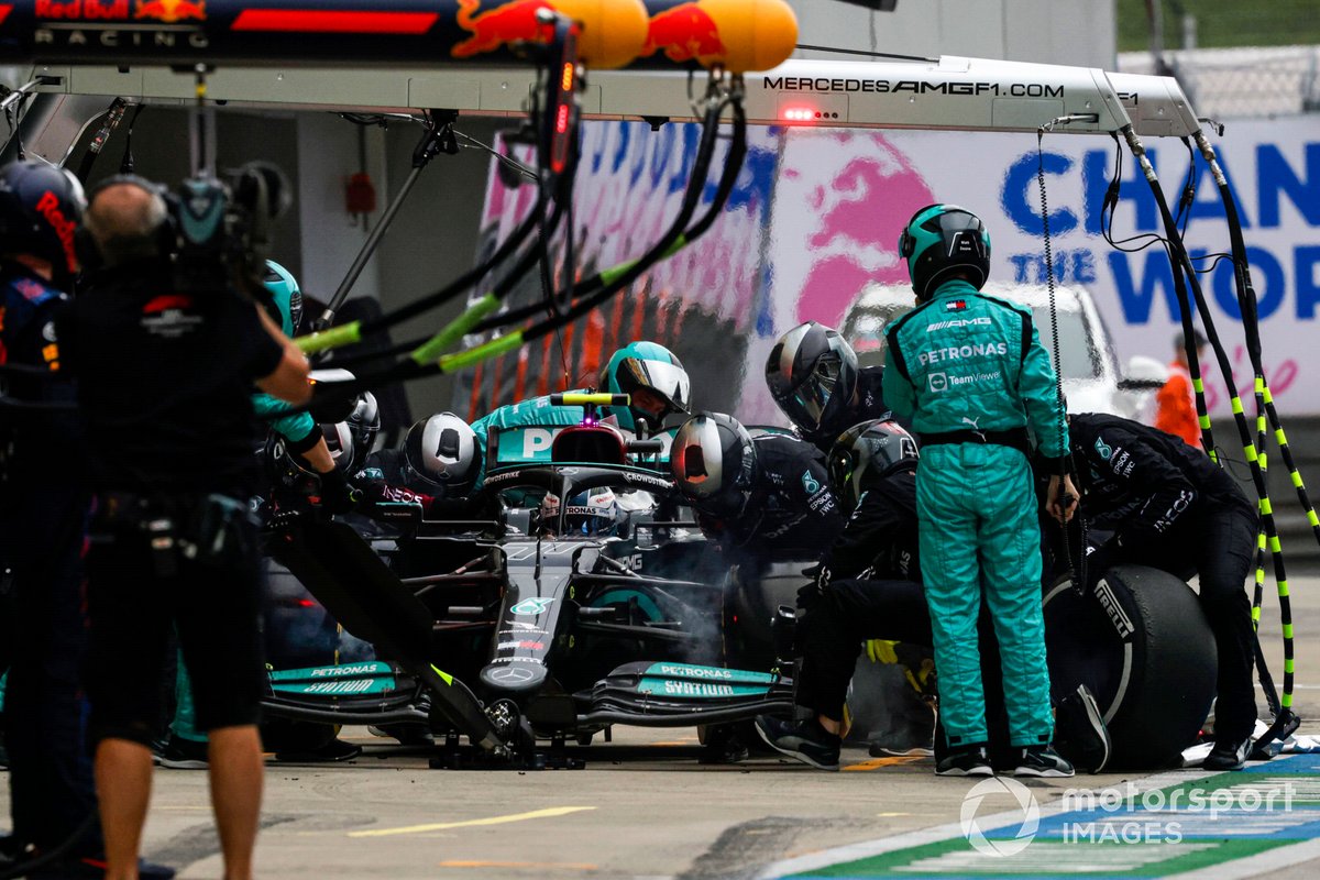 Valtteri Bottas, Mercedes W12, fa una sosta