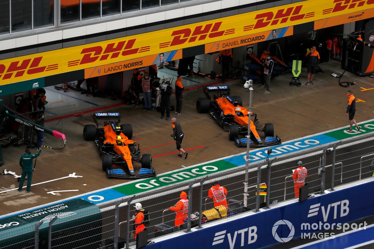 Lando Norris, McLaren MCL35M, y Daniel Ricciardo, McLaren MCL35M, salen del garaje