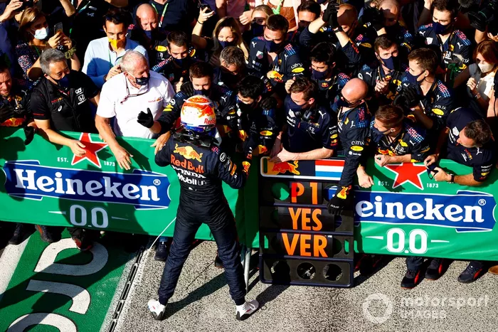 Ganador Max Verstappen, Red Bull Racing RB16B celebra con el equipo en Parc Ferme