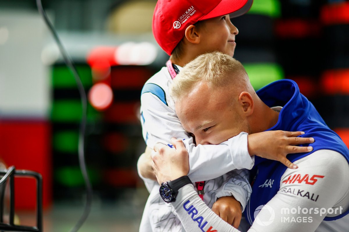Nikita Mazepin, Haas F1, hugs a child