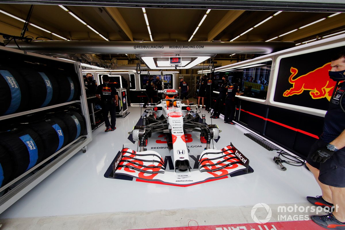 Mecánicos en el garaje con el coche de Max Verstappen, Red Bull Racing RB16B