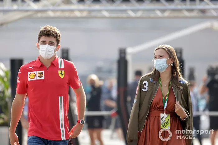 Charles Leclerc, Ferrari, con su novia Charlotte Sine