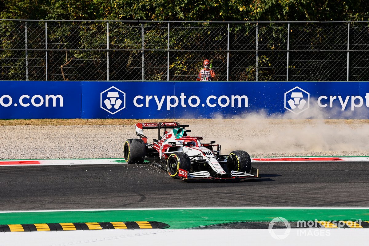 Robert Kubica, Alfa Romeo Racing C41, hace un trompo tras el toque con Yuki Tsunoda, AlphaTauri