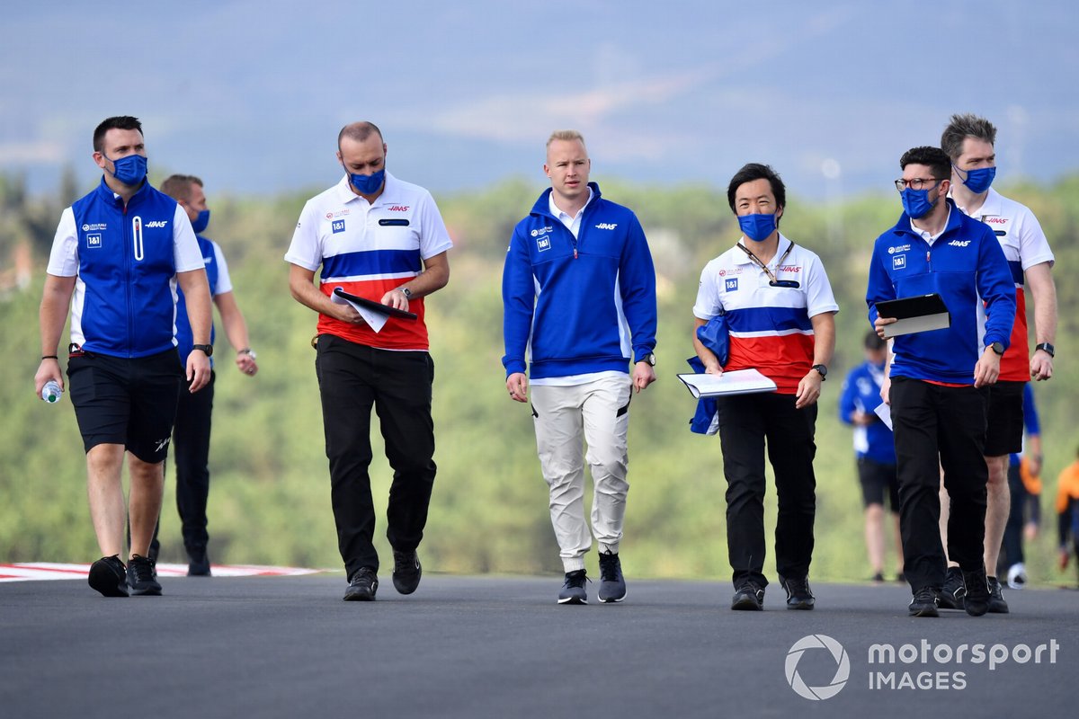 Nikita Mazepin, Haas F1, walks the track with members of his team