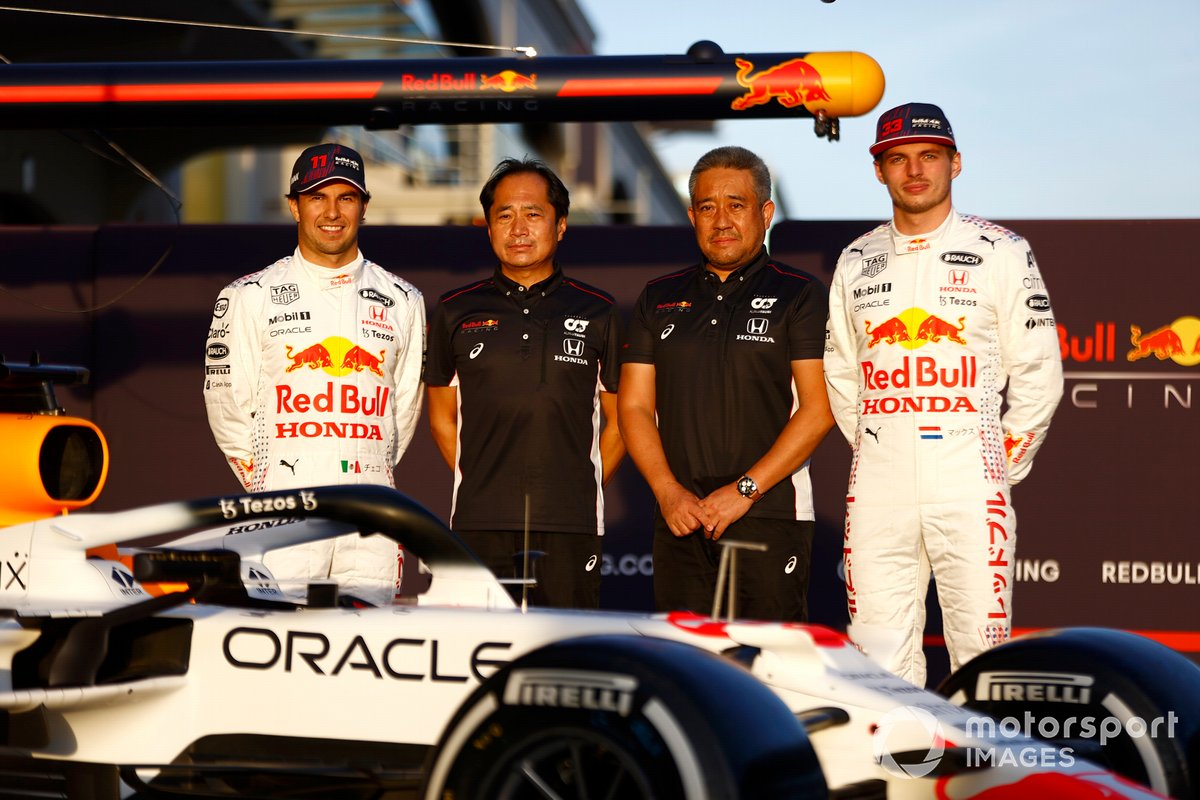 Toyoharu Tanabe, F1 Technical Director, Honda, and Masashi Yamamoto, General Manager, Honda Motorsport, with the car of Max Verstappen, Red Bull Racing RB16B Sergio Perez, Red Bull Racing Max Verstappen, Red Bull Racing