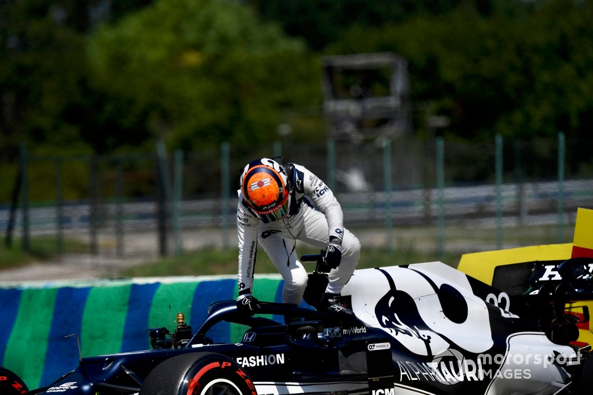 Yuki Tsunoda, AlphaTauri AT02, climbs out of his car after spinning out in practice