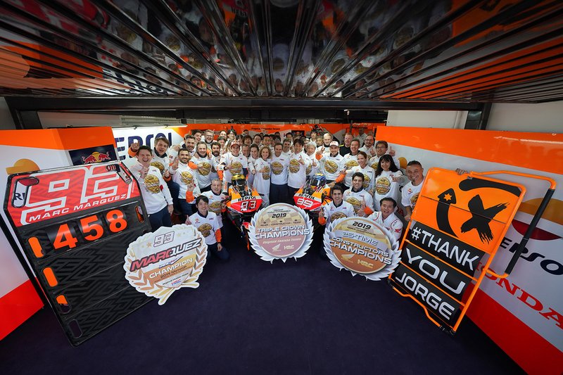 Marc Márquez, Repsol Honda Team, Jorge Lorenzo, Repsol Honda Team celebran con el equipo
