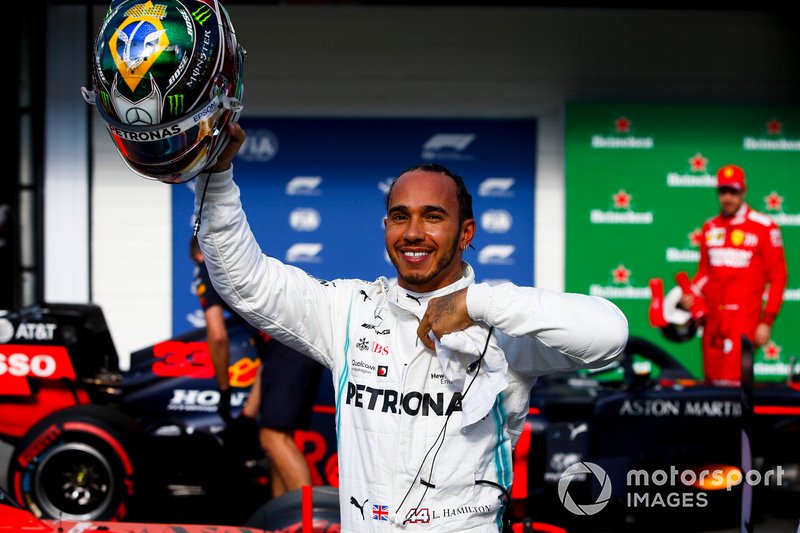 Lewis Hamilton, Mercedes AMG F1, festeggia nel parco chiuso