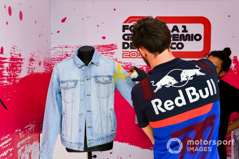 Pierre Gasly, Toro Rosso spray painting clothing