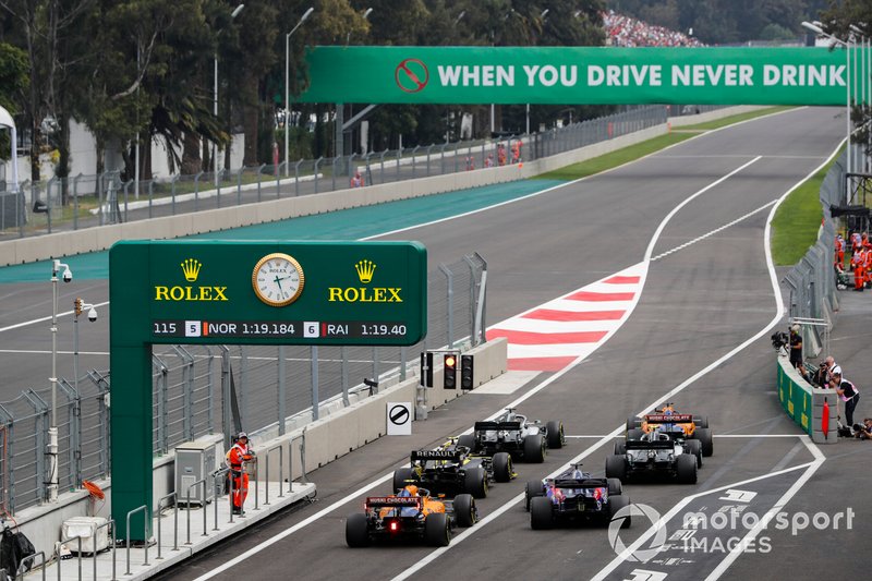 Carlos Sainz Jr, McLaren MCL34, Lewis Hamilton, Mercedes AMG F1 W10, Valtteri Bottas, Mercedes AMG W10, Nico Hulkenberg, Renault F1 Team R.S. 19, Daniil Kvyat, Toro Rosso STR14, y Lando Norris, McLaren MCL34, hacen cola para salir de los boxes.