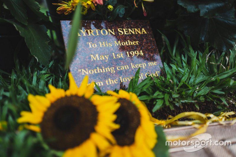Placa conmemorativa junto a la lápida de Ayrton Senna
