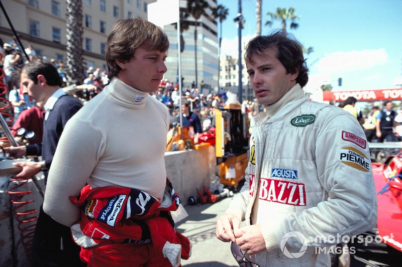 Gilles Villeneuve con el nomex de Simpson junto a Didier Pironi en Long Beach.