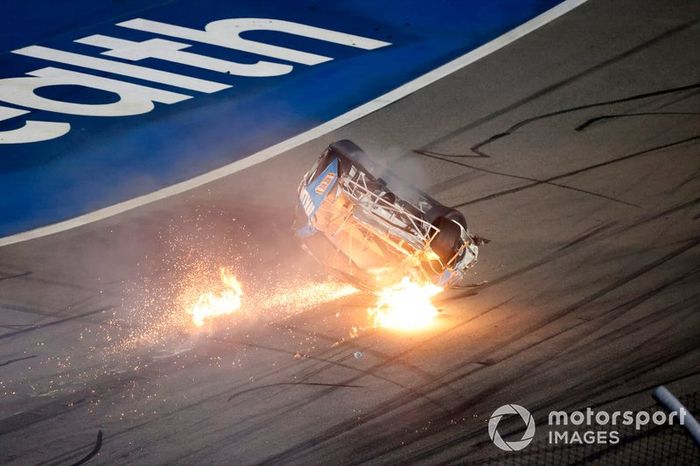 El accidente de Ryan Newman, Roush Fenway Racing, Ford Mustang Koch Industries en la última vuelta