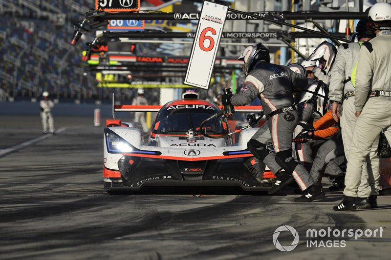 #6 Acura Team Penske Acura DPi, DPi: Juan Pablo Montoya, Dane Cameron, Simon Pagenaud - pit stop