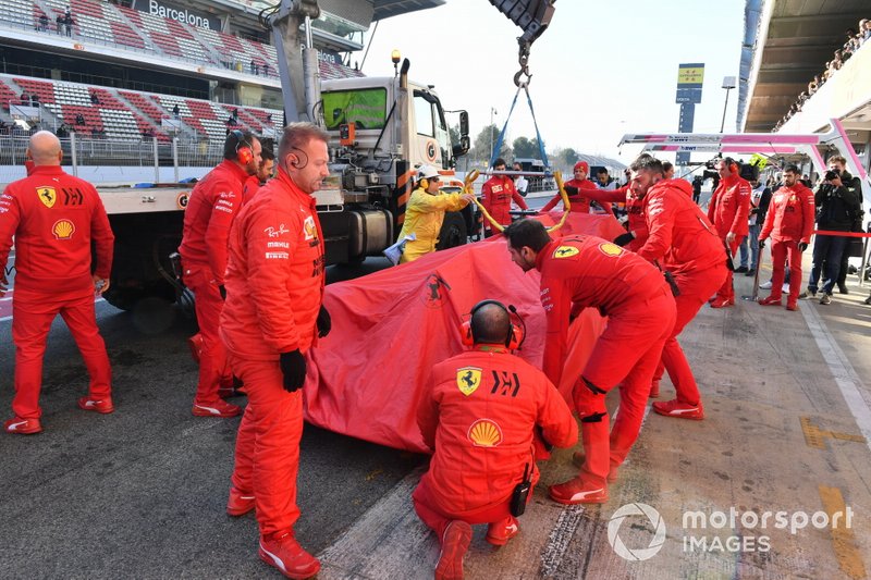 Sebastian Vettel, Ferrari, il carroattrezzi riporta la macchina ai box dopo il problema al motore