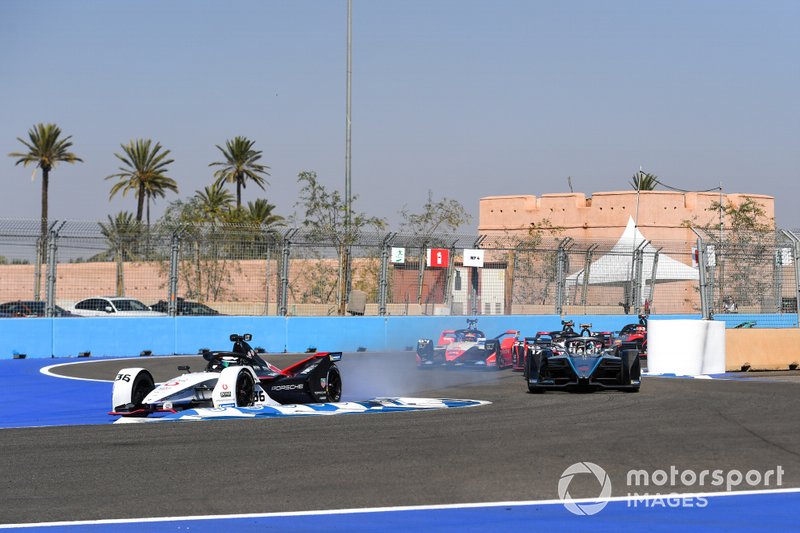 Andre Lotterer, Porsche, Porsche 99x Electric corre lungo i cordoli davanti a Nyck De Vries, Mercedes Benz EQ, EQ Silver Arrow 01