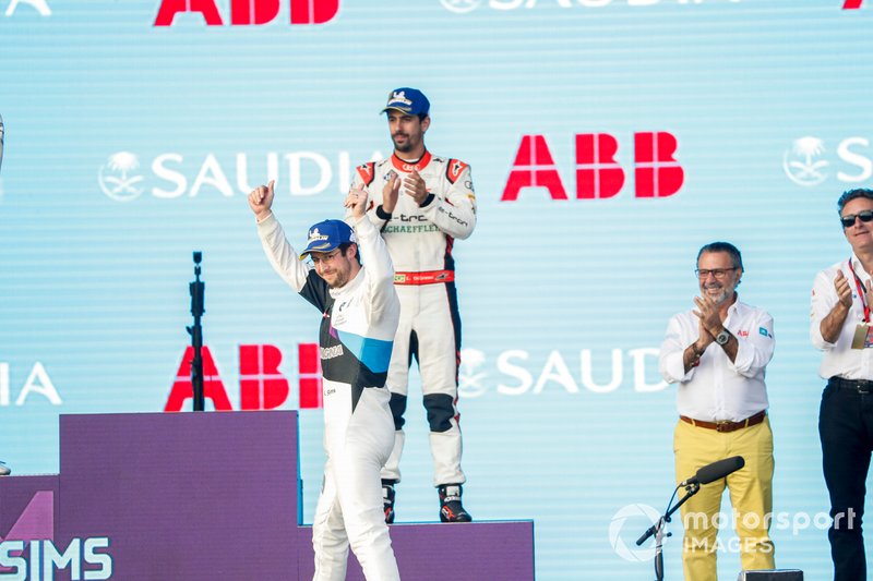 Race winner Alexander Sims, BMW I Andretti Motorsports celebrates on the podium