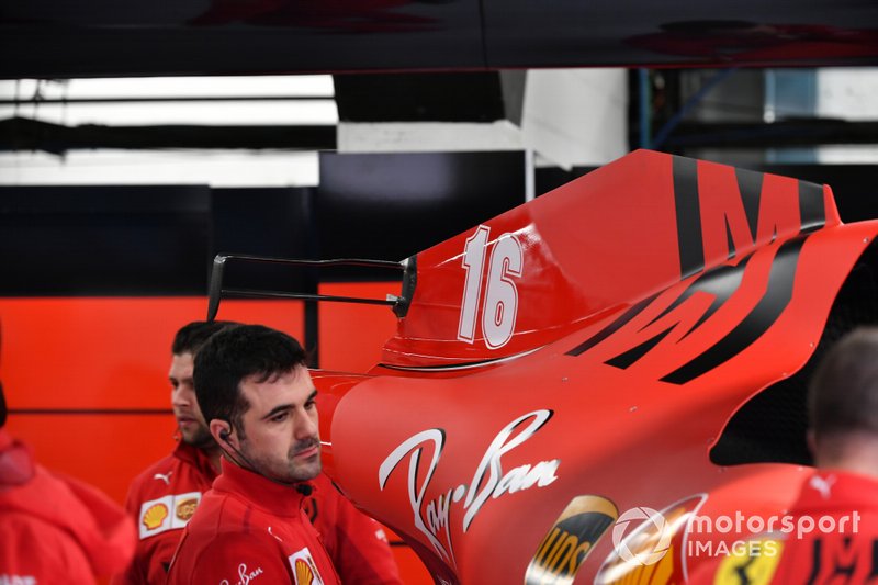 Ferrari meccanici al lavoro