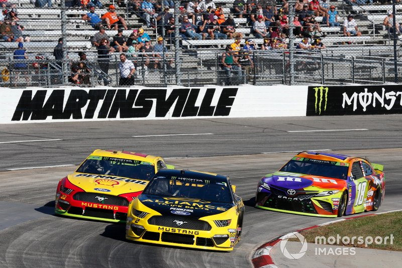 Brad Keselowski, Team Penske, Ford Mustang Alliance Truck Parts, Joey Logano, Team Penske, Ford Mustang Shell Pennzoil, Kyle Busch, Joe Gibbs Racing, Toyota Camry M&M's Halloween