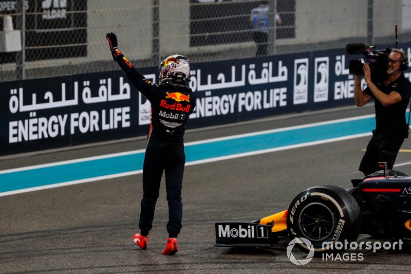Max Verstappen, Red Bull Racing, secondo classificato, saluta i fan dopo la gara
