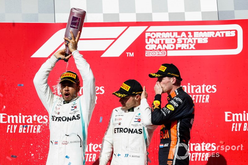 Campeón del mundo Lewis Hamilton, Mercedes AMG F1, el ganador de la carrera Valtteri Bottas, Mercedes AMG F1, celebran en el podio con Max Verstappen, Red Bull Racing