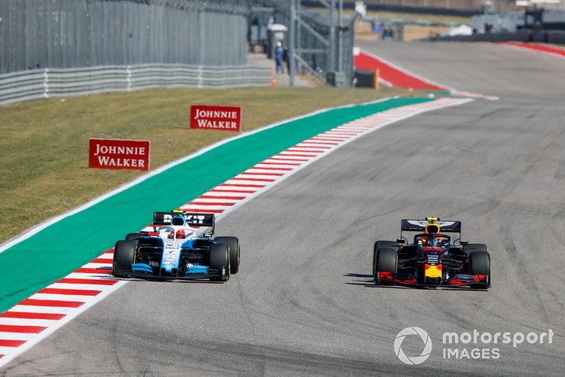 Alex Albon, Red Bull Racing RB15, passes Robert Kubica, Williams FW42