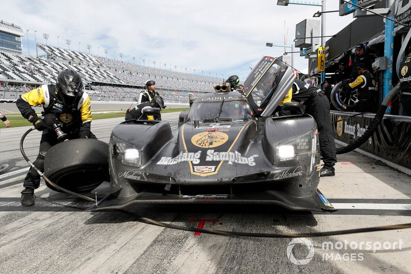 #5 Mustang Sampling Racing / JDC-Miller MotorSports Cadillac DPi, DPi: Sebastien Bourdais, Loic Duval, Joao Barbosa, pit stop