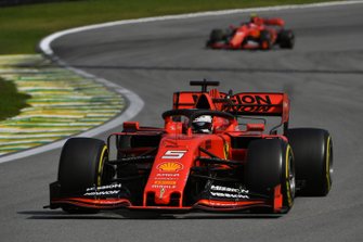 Sebastian Vettel, Ferrari SF90, precede Charles Leclerc, Ferrari SF90
