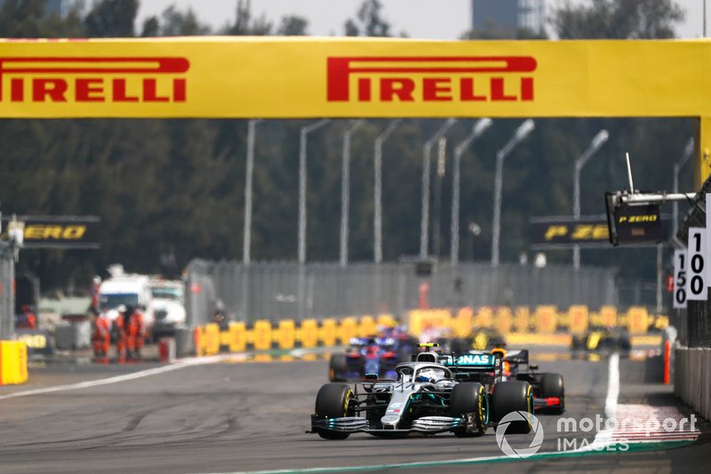 Valtteri Bottas, Mercedes AMG W10, precede Max Verstappen, Red Bull Racing RB15