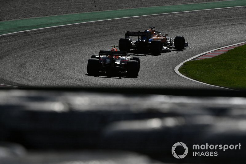 Carlos Sainz Jr., McLaren MCL34, precede Alex Albon, Red Bull RB15