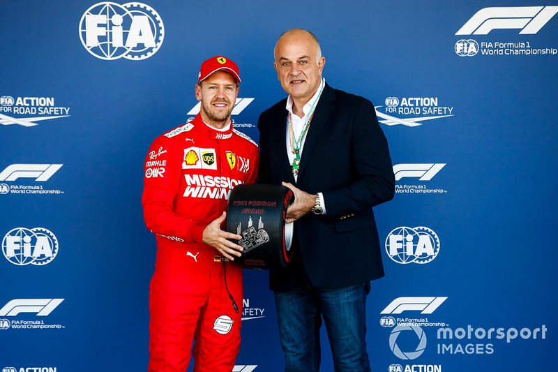 Il poleman Sebastian Vettel, Ferrari, con il Pirelli Pole Position Award