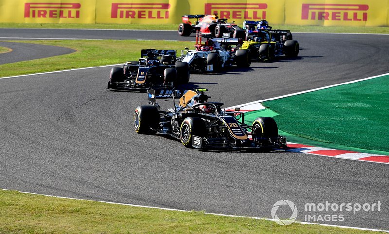 Kevin Magnussen, Haas F1 Team VF-19, precede Romain Grosjean, Haas F1 Team VF-19, Kimi Raikkonen, Alfa Romeo Racing C38, e Daniel Ricciardo, Renault F1 Team R.S.19